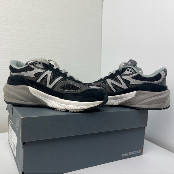 New Balance Boys 990 V6 Lace-up Sneaker Black/Silver Size 11 - Picture 3 of 8